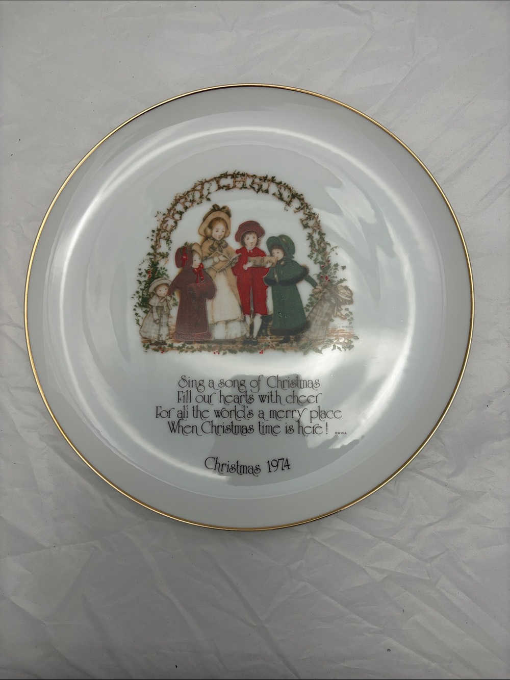 Holiday Decorative Dinner Plate in White with Gold Trim